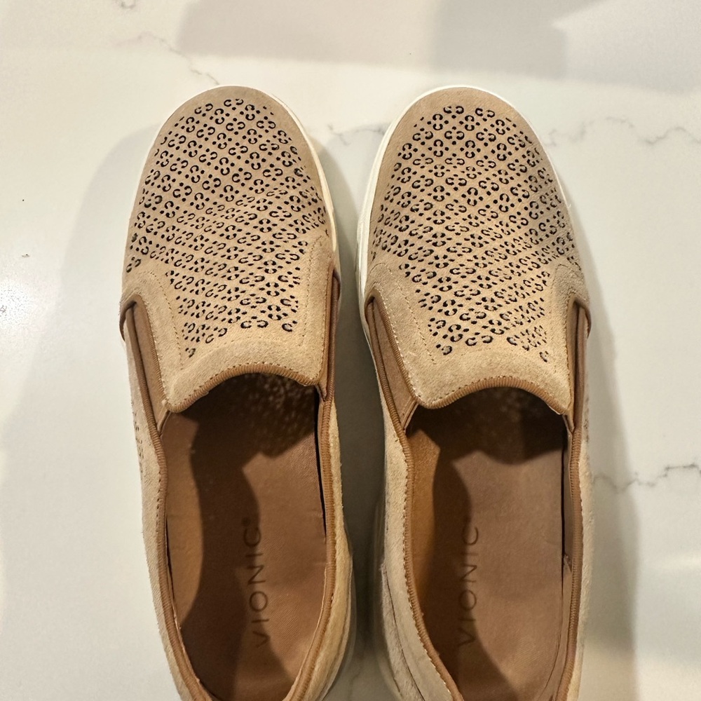 Vionic Women's Beige and Black Slip-On Sneakers